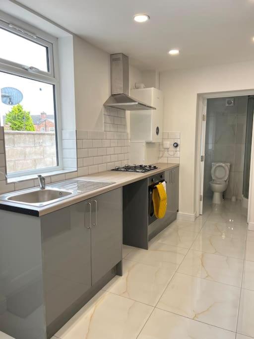 Catherine 5 Bedroom House Crewe Exterior photo